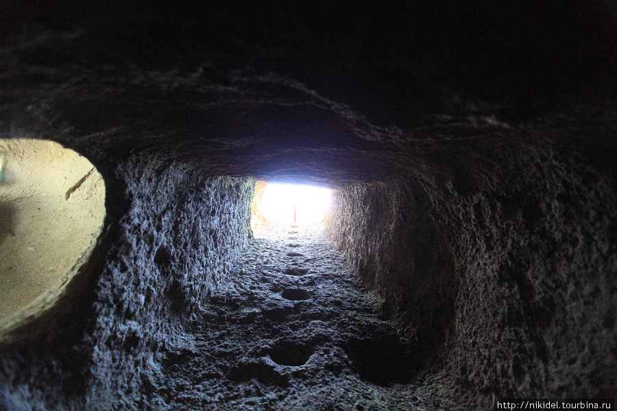 подземные помещения в монастыре Eski Gumusler — шахта Деринкую, Турция