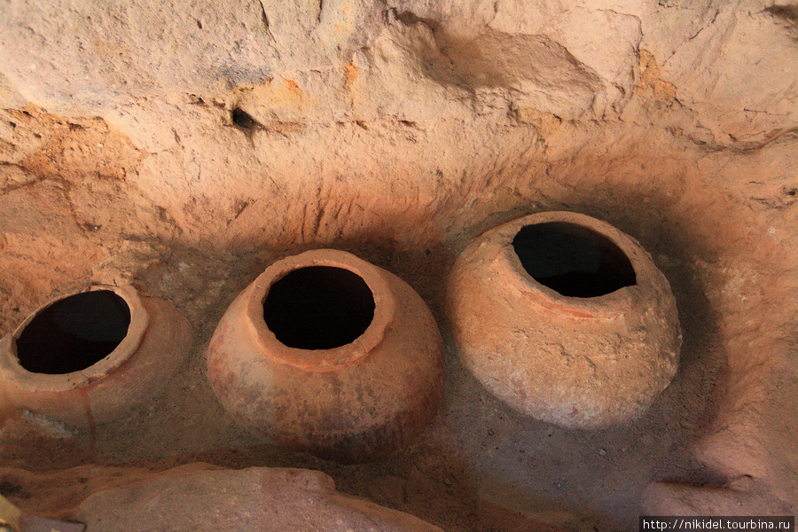 подземные помещения в монастыре Eski Gumusler — хранилище вина и масла Деринкую, Турция