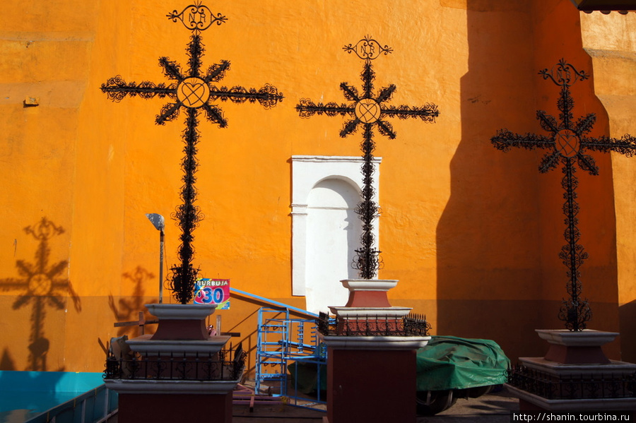 Крест у собора Тласкала-де-Хикотенкатль, Мексика