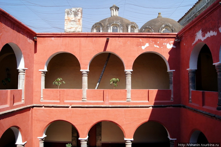 Двухэтажный внутренний дворик музея Тласкала-де-Хикотенкатль, Мексика