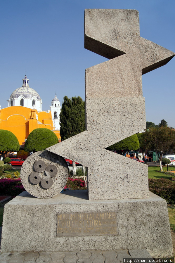 Памятник на центральной площади Тласкала-де-Хикотенкатль, Мексика