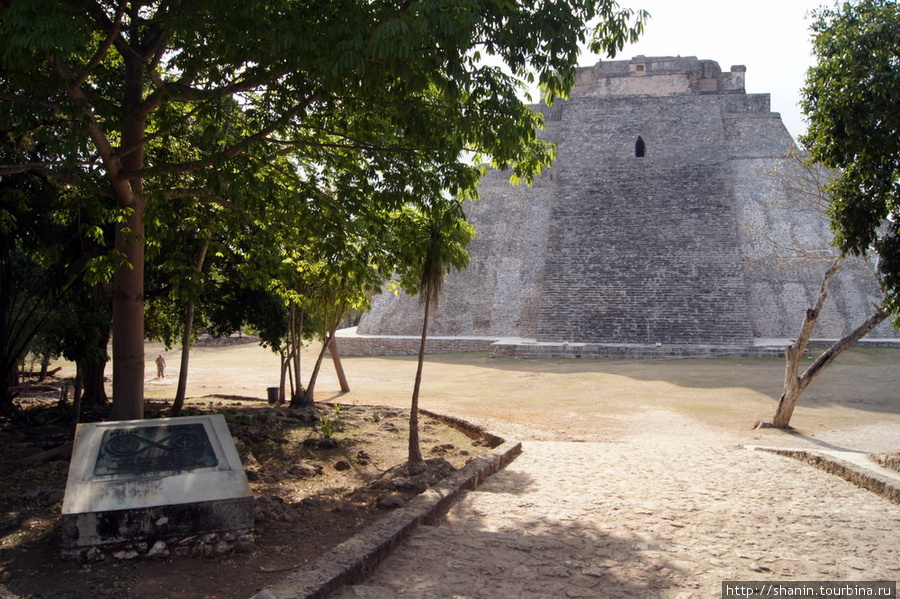 Подход к главной пирамиде сзади Ушмаль, Мексика