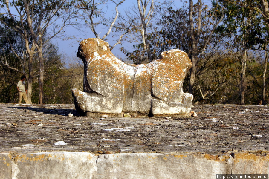 Статуя перед дворцом в Ущмале Ушмаль, Мексика