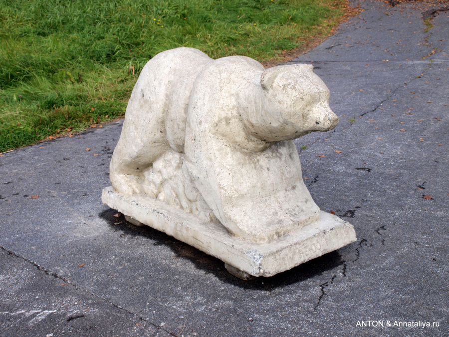 Каменный мишка — знак того, что дорога тупиковая Гаммельстад, Швеция