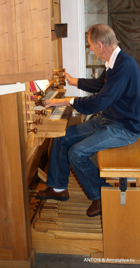 Служитель церкви сыграл нам композицию на старинном органе Гаммельстад, Швеция