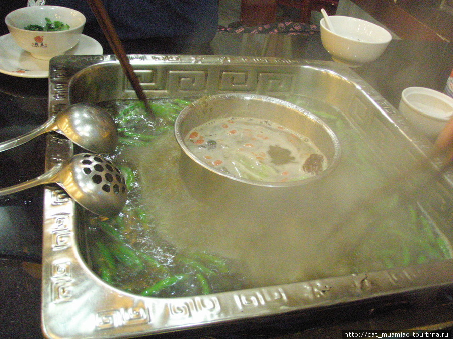 Зелёный суп (“清一色”).
В центре — неострый суп(для тех, кто острые блюда не может много есть) Чунцин, Китай