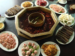 Традиционный красный суп (红汤).
В центре — неострый суп(для тех, кто острые блюда не может много есть)