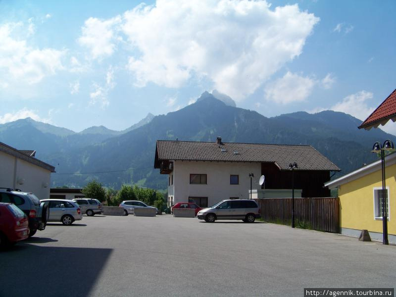 Площадь и горы на горизонте Ройтте, Австрия