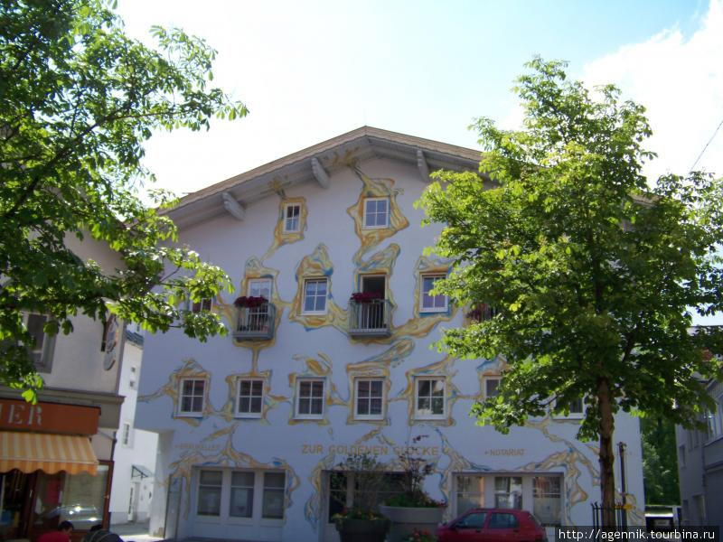 Сюрреалистичекая роспись на доме — что-то в манере Ива Танги Ройтте, Австрия