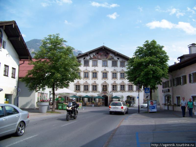 Большая пивная на изломе главной улицы Ройтте, Австрия