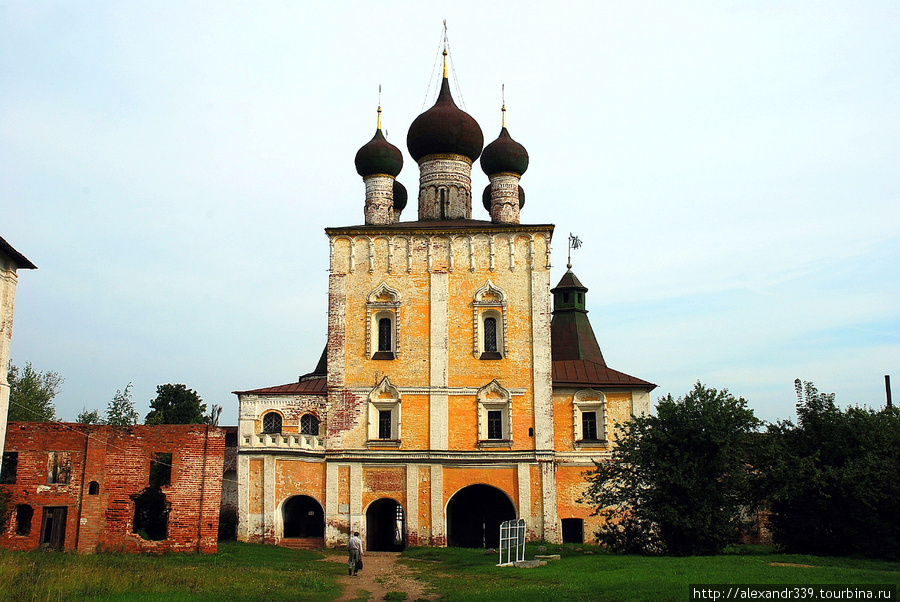 Надвратная Сретенская церковь — вид с внутренней территории. Борисоглебский, Россия