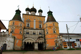 Надвратная Сретенская церковь (1692г.)
Ростовский Борисоглебский монастырь основан новгородскими монахами Фёдором и Павлом в 1363 году.