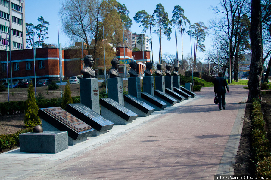 Аллея и памятник героям Чернобыля Киев, Украина