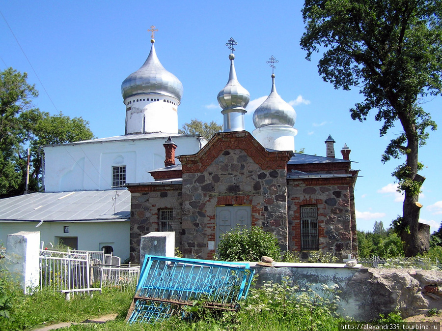 Позже в 1753 -1758 годах пристроен Северный Покровский придел, а в 1903-1904 годах сооружен одноглавый южный Казанский придел. Псковская область, Россия