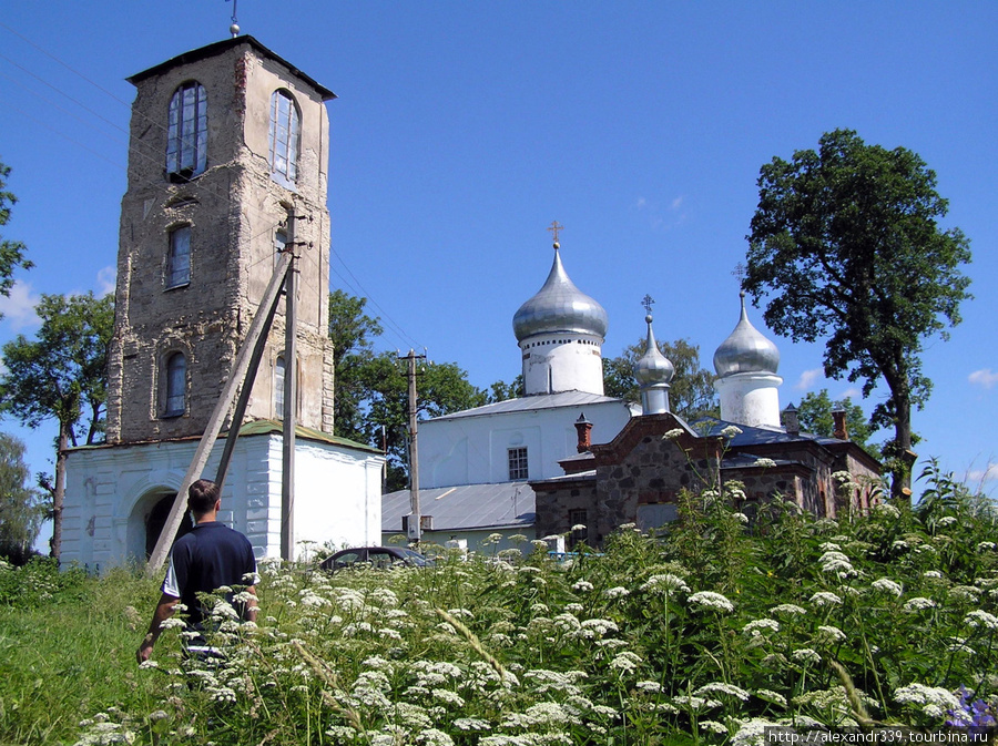 Колокольня выстроена в 1827-1837 годах. Псковская область, Россия
