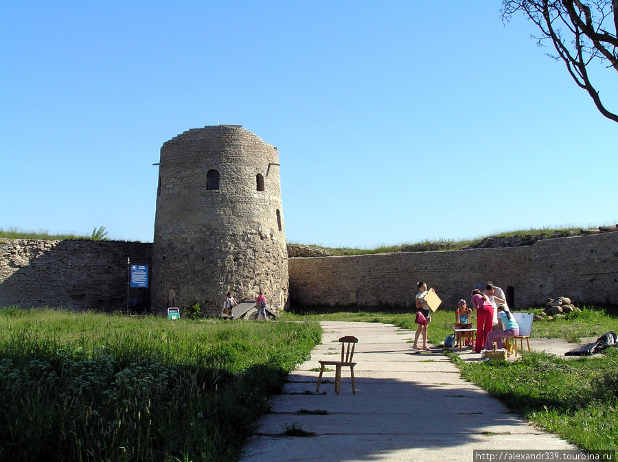 От старой изборской крепости полностью сохранилась только башня Луковка, построенная между 1302-1330 годами. Псковская область, Россия