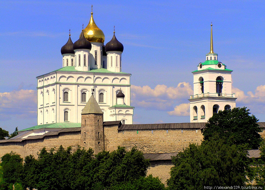 Кафедральный Собор Святой Живоначальной Троицы в Кремле. Этот Троицкий собор (четвертый по счету) был заложен в 1682 году на том же месте, где стояли предыдущие храмы. Псковская область, Россия