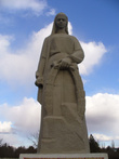 Скульптура скорбящей матери-Родины с венком в левой руке у братских могил советских воинов