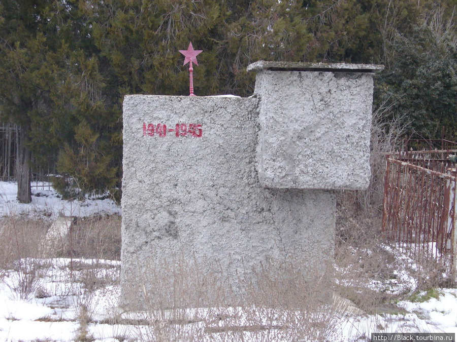 Памятники, которые удалось обнаружить в зарослях городского кладбища Саки, Россия