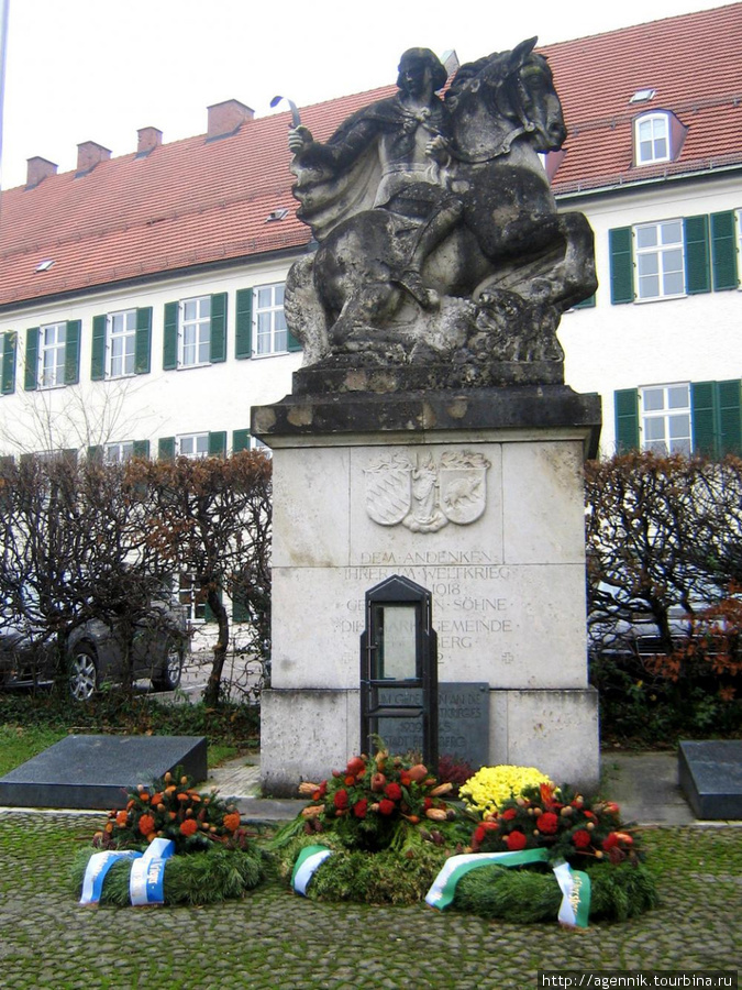 Памятник павшим в Первую мировую войну. Сабелька у него интересная Эберсберг, Германия