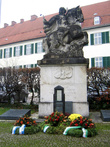 Памятник павшим в Первую мировую войну. Сабелька у него интересная