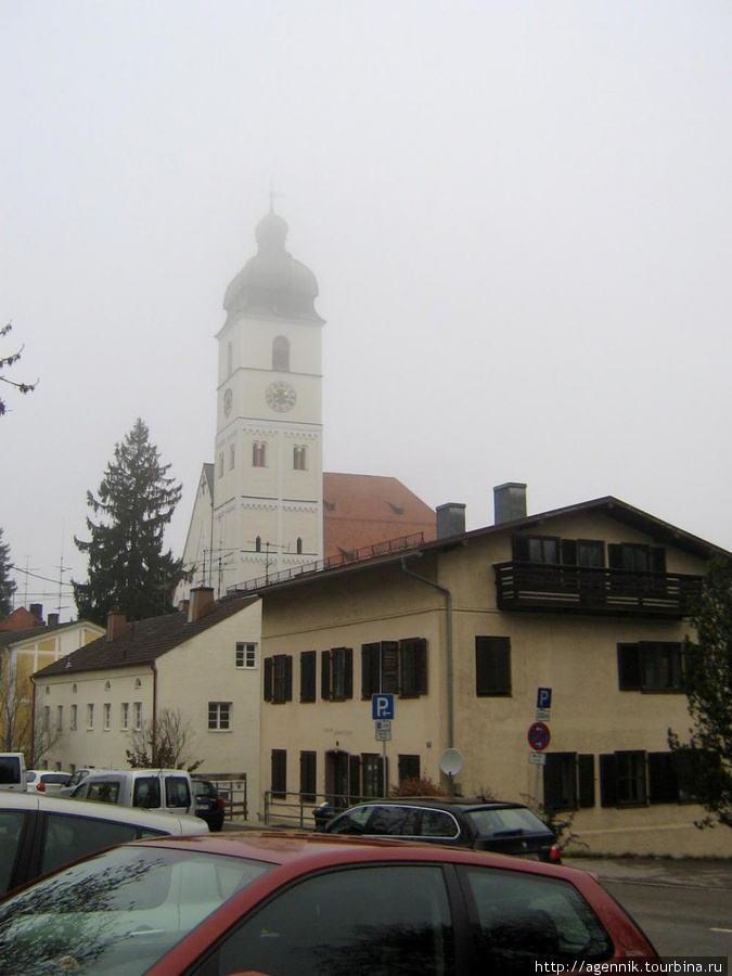 В тумане видна башня церкви Св. Себастиана Эберсберг, Германия