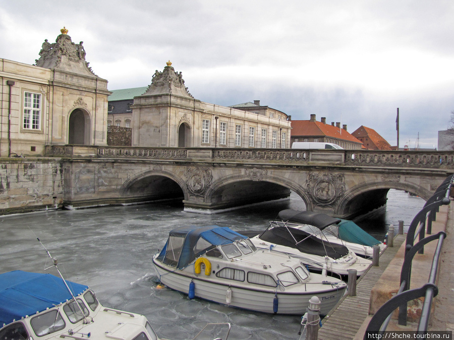 Мост Marmorbroen через канал Frederiksholms, ведущий в Christiansborg Копенгаген, Дания