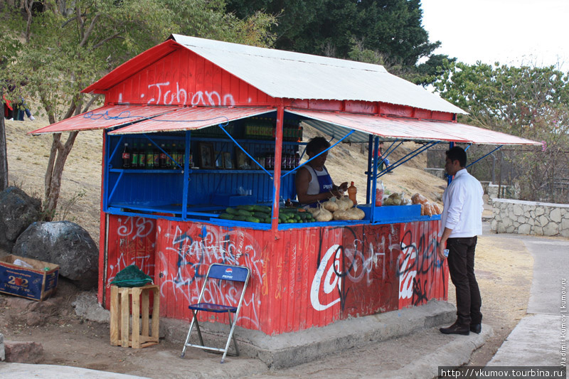 Палатка в парке. Можно купить огурец, например. Гвадалахара, Мексика