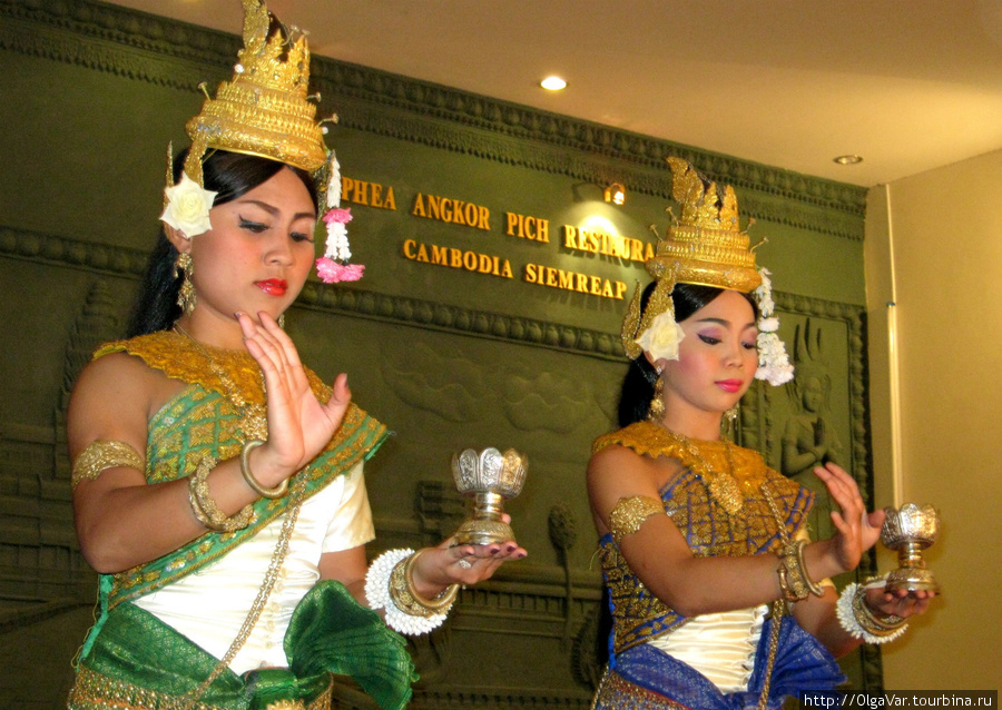 Золотистый  убор опоясывает голову, возвышаясь над нею остроконечной башенкой. Сиемреап, Камбоджа