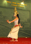 Девушки танцуют с прямым корпусом, вывернутыми наружу ступнями и изогнутыми вверх пальцами слегка согнутых ног