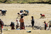 Лаосцы обожают глинистые лужи. Они там собирают каких-то моллюсков, отмываются в колодце поблизости, там же играют дети, спасаясь в прохладной жиже от полуденного солнца.