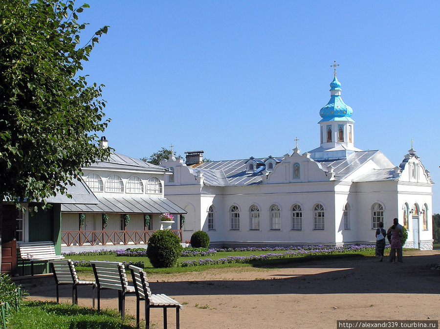 Барак, принадлежавший базе отдыха Кировского завода, слева. Санкт-Петербург, Россия