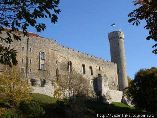 Таллинн. Тоомпеа. На башне Длинного Германа развевается государственный флаг Эстонии. Таллин, Эстония