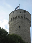 Таллинн. Тоомпеа. Флаг Эстонии на башне Длинного Германа.