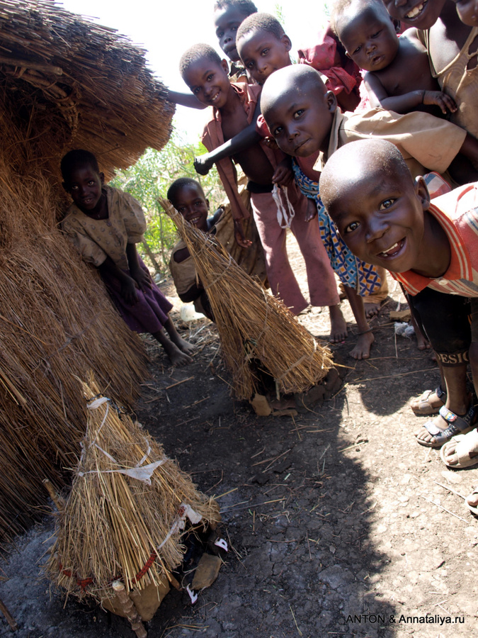 Девочки строят макеты хижин — учатся, так как потом им строить дома придется самим Заповедник Пиан-Упе, Уганда