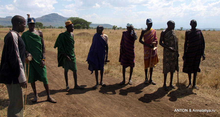 Мужчины карамоджонги возвращаются с рынка. На них надеты самые лучшие вещи по местной моде Заповедник Пиан-Упе, Уганда