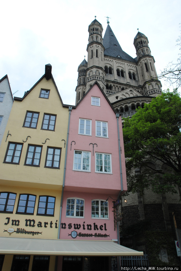 Ресторан, на заднем плане  церковь XII века Святого Мартина( восстановленна в 1963 году) Кёльн, Германия