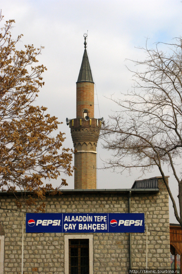Глобализация... Пепси на фоне минарета на холме в центре Конья, Турция