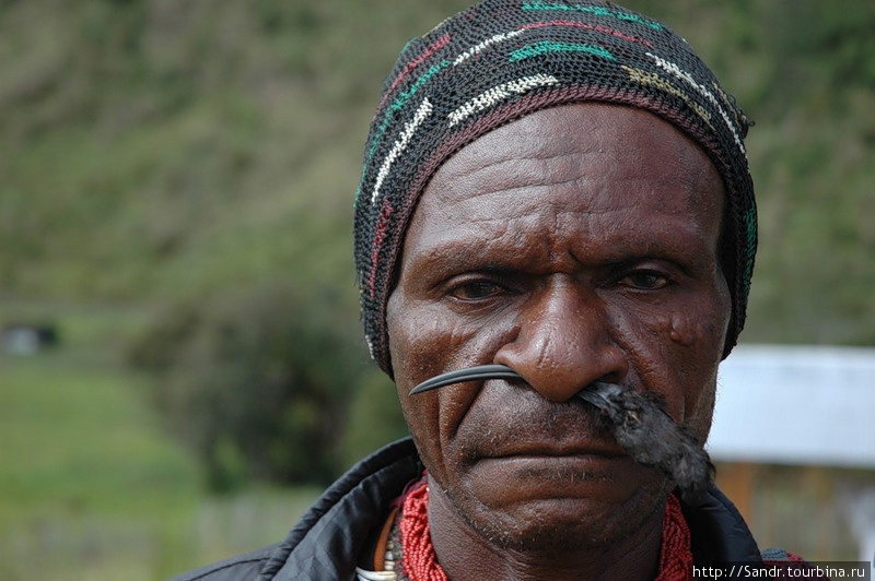 У многих мужчин проткнуты носы, но далеко не все теперь что-то в него вставляют. Папуа, Индонезия