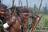 В один прекрасный день аборигены стали исполнять военный танец…