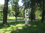 мы так и не поняли задумку скульптора в одном из парков, может, кто-нибудь знает, что за символ?
