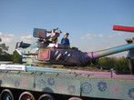 У подножия Мать-Родины обосновались два весёленьких танка в розово-голубых тонах, увешанные детьми. Эту картину мы восприняли как символ мира и разоружения