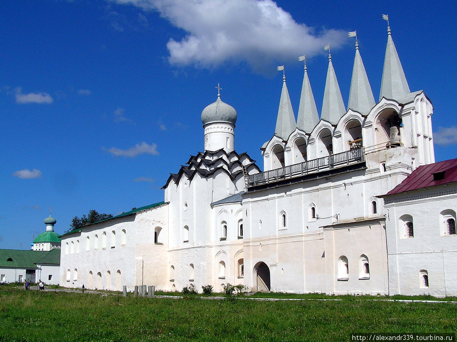 Звонница и Покровская церковь Тихвин, Россия
