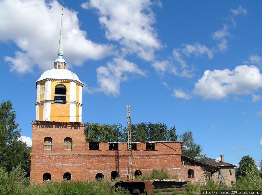 Келейный корпус и колокольня Троицкого собора Тихвин, Россия