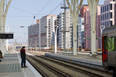 Вокзал Ориенте это большой транспортный узел. Он включает в себя железнодорожную и автобусную станции, а также одноименную станцию метро.