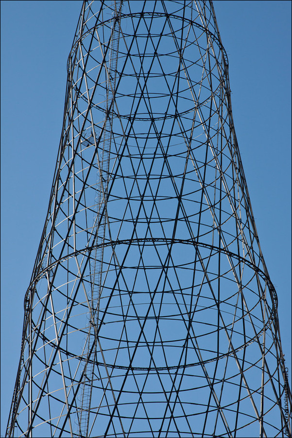 Башня Шухова состоит из пяти 25-метровых стальных секций решетки, сформированы гиперболоидами. Секции опоры сделаны из прямых профилей, концы которых скреплены стальными ободами. Дзержинск, Россия