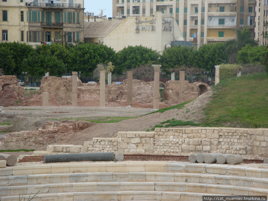 Остатки римского театра.
Находиться на территории было запрещено в то время и пришлось сфотографировать извне. Александрия, Египет