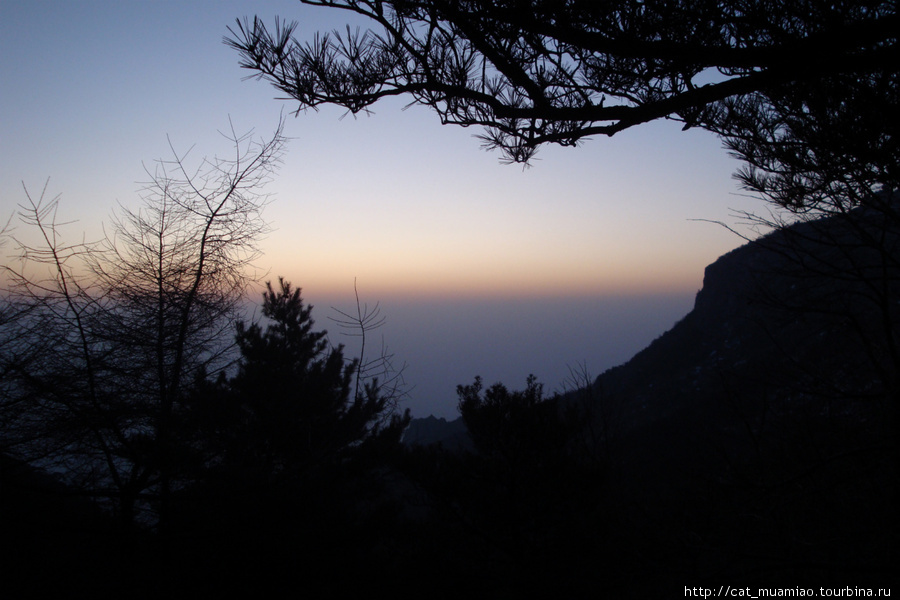 Наконец увидели восход солнца на вершине горы Тайшань Тайань, Китай