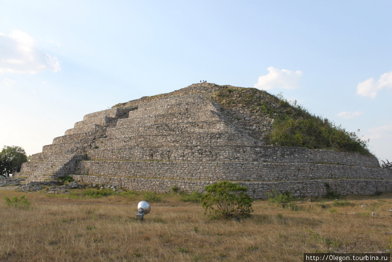 Пирамиды в центре города Исамаль, Мексика