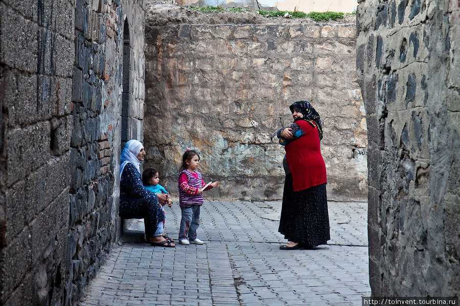 Внуки и бабушки. Диярбакыр, Турция